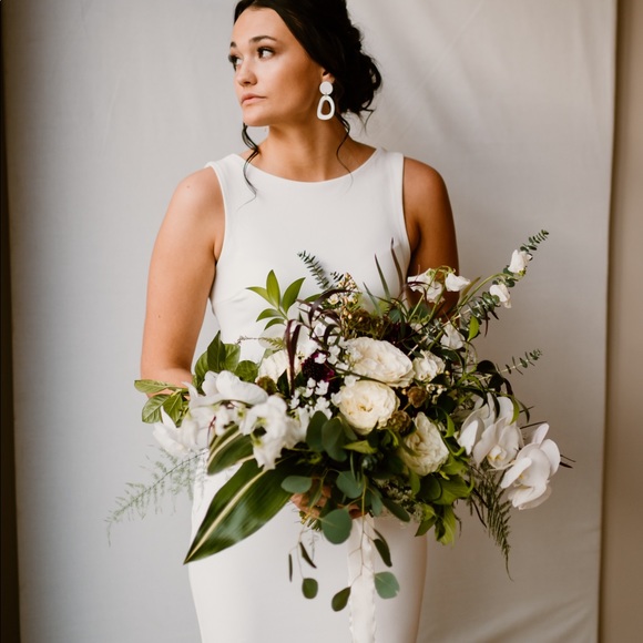 White women’s bridal dress with open back - Picture 6 of 6
